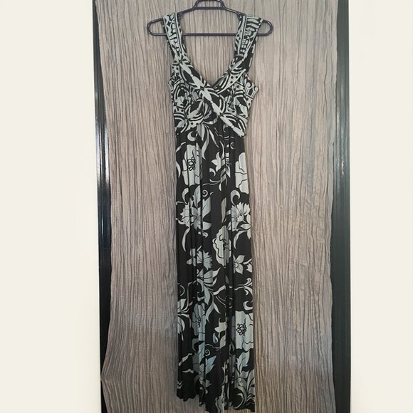 The Pyramid Collection Light Blue/Navy Floral Maxi Dress - Picture 2 of 5